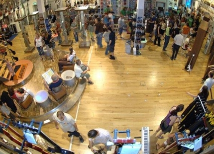 Air humidification in business and retail sales rooms